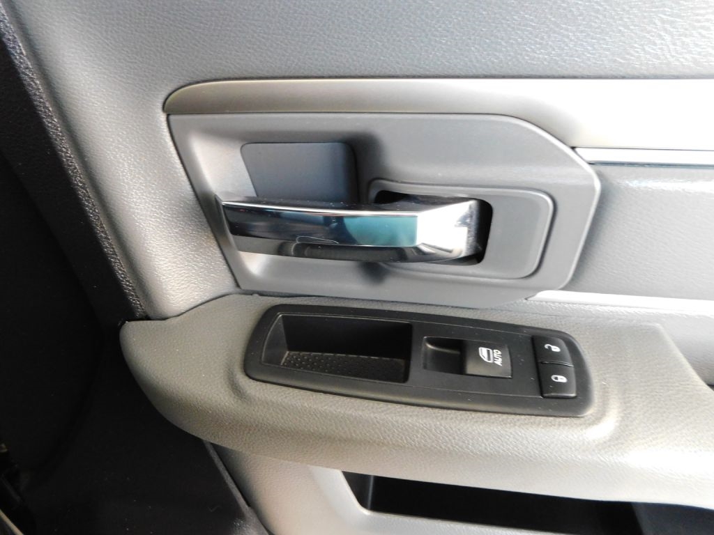 RAM 1500 SLT Crew Cab SWB 4WD 2016