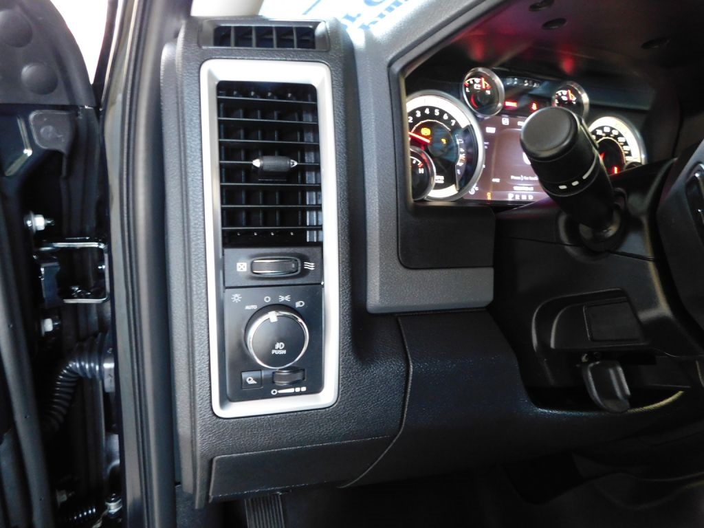RAM 1500 SLT Crew Cab SWB 4WD 2016