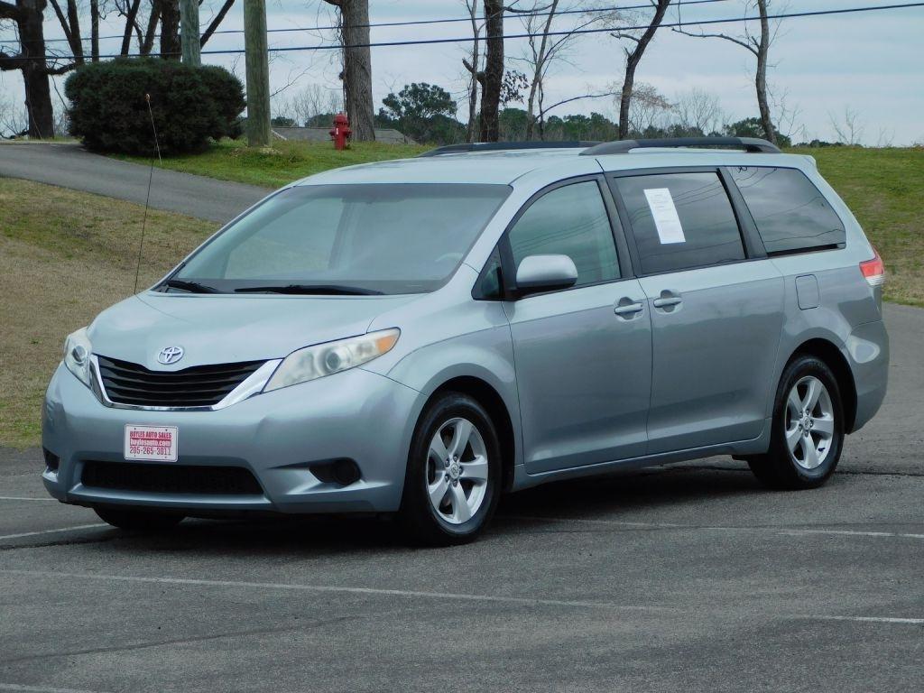 Toyota Sienna LE 8-Pass V6 2011