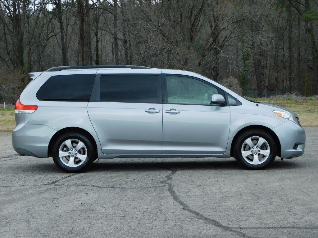 Toyota Sienna LE 8-Pass V6 2011