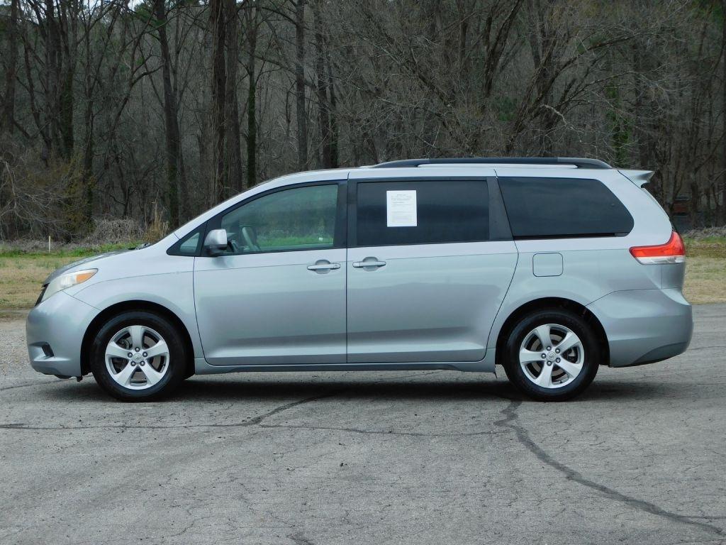 Toyota Sienna LE 8-Pass V6 2011