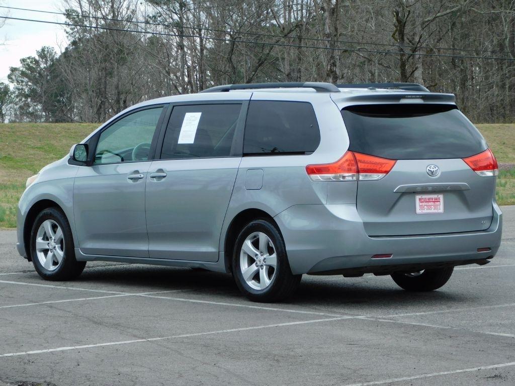 Toyota Sienna LE 8-Pass V6 2011