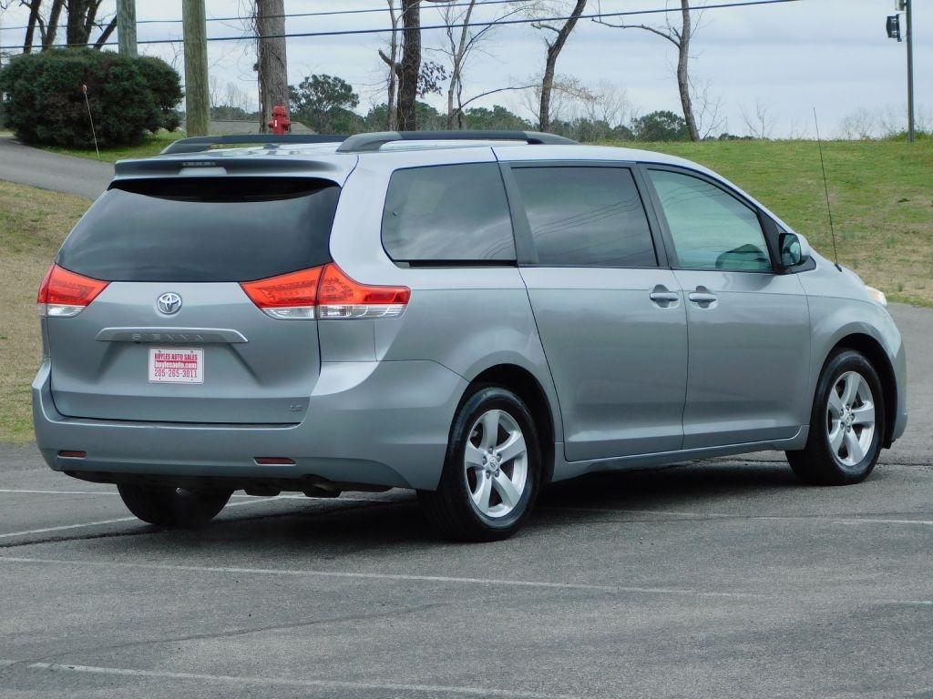 Toyota Sienna LE 8-Pass V6 2011