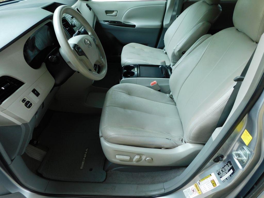 Toyota Sienna LE 8-Pass V6 2011
