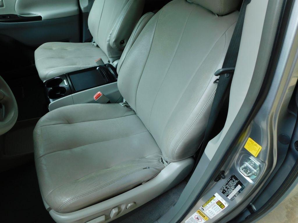 Toyota Sienna LE 8-Pass V6 2011