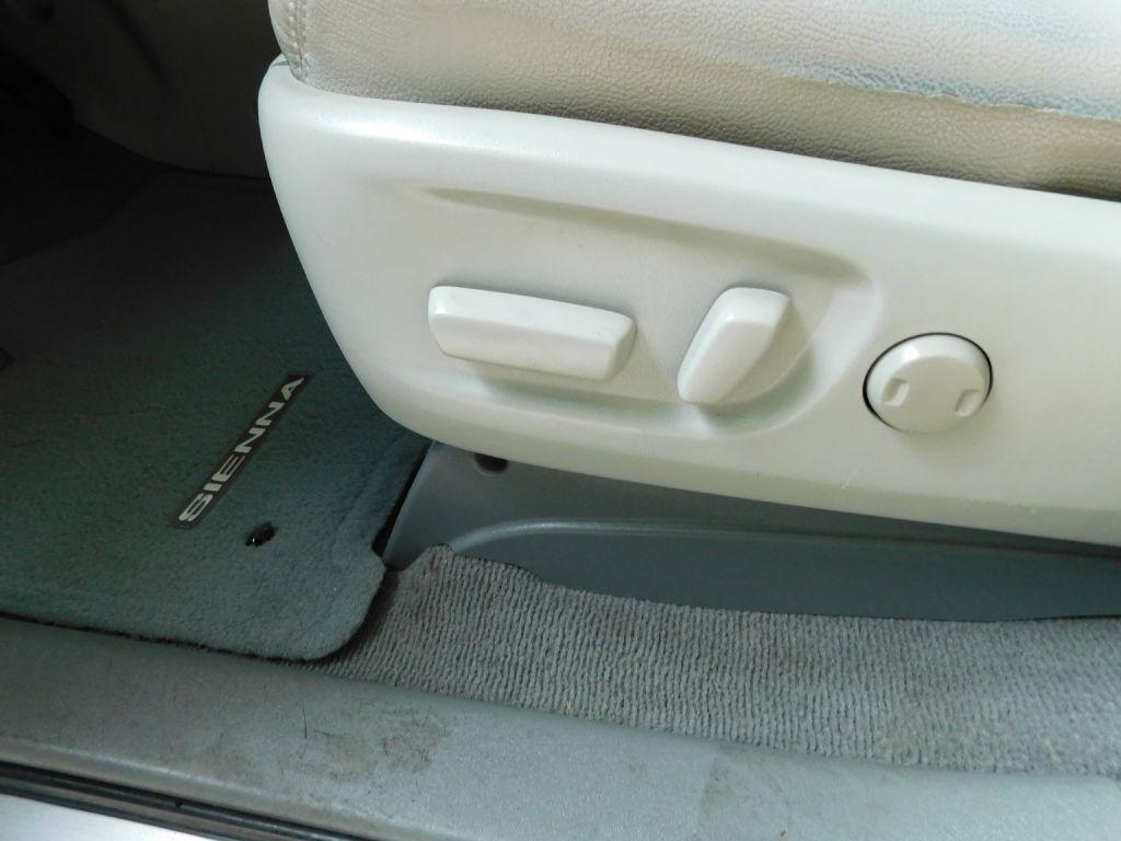 Toyota Sienna LE 8-Pass V6 2011