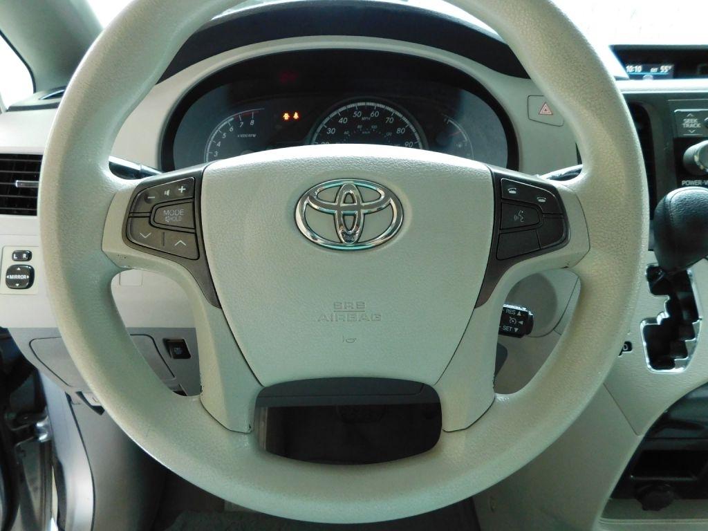 Toyota Sienna LE 8-Pass V6 2011