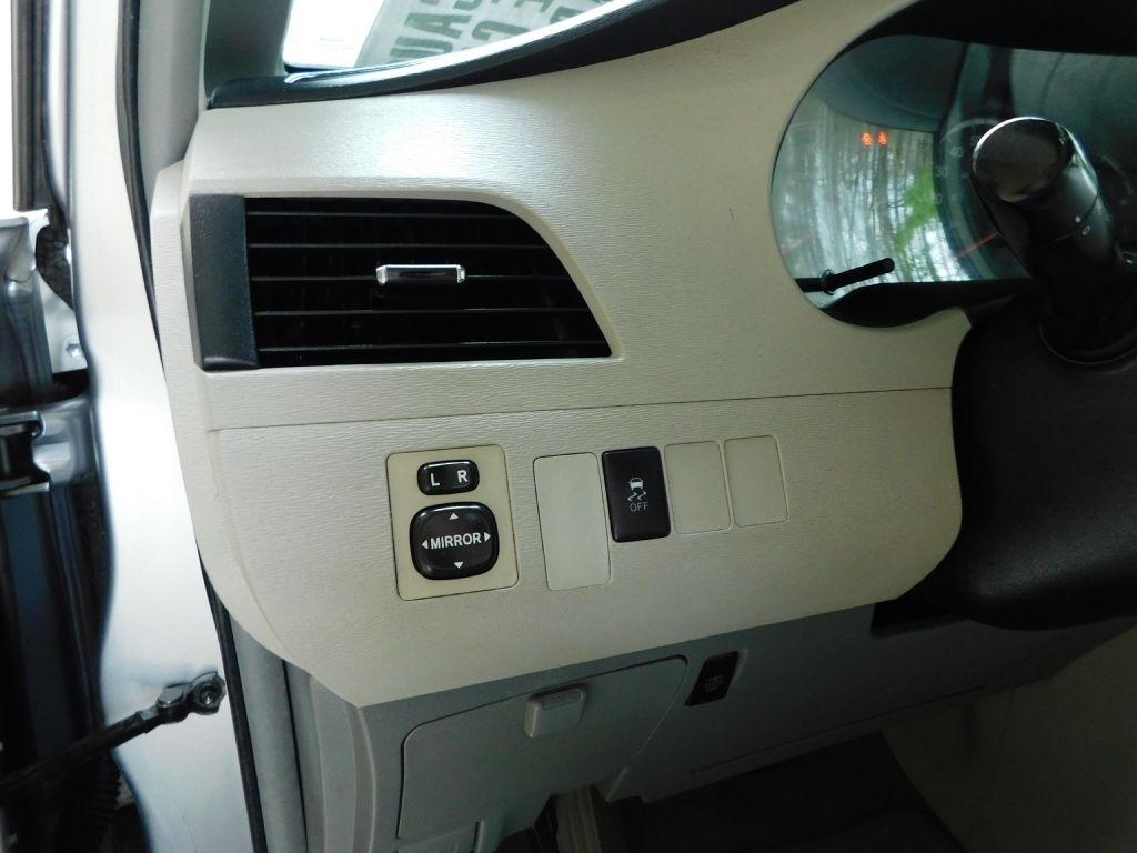 Toyota Sienna LE 8-Pass V6 2011