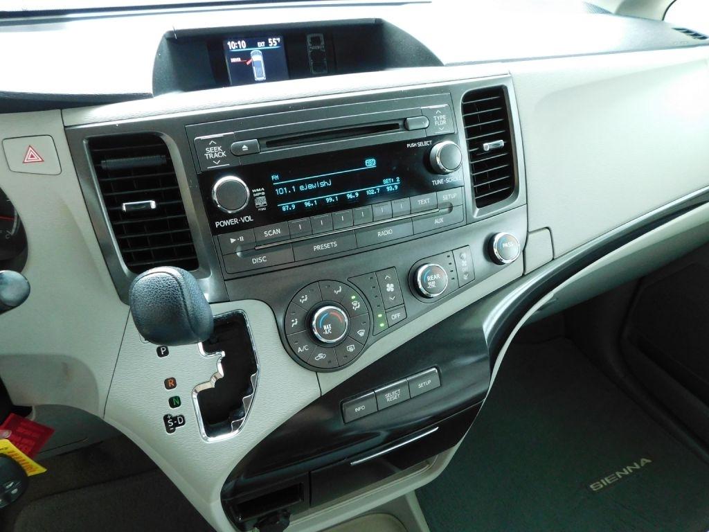 Toyota Sienna LE 8-Pass V6 2011