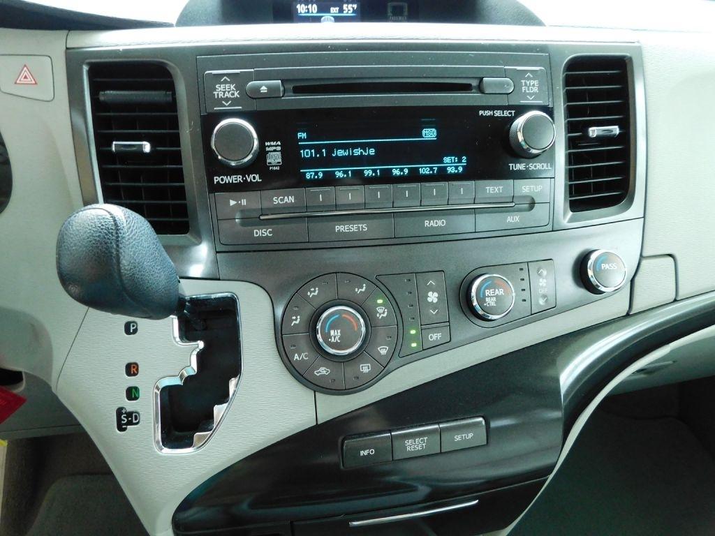 Toyota Sienna LE 8-Pass V6 2011