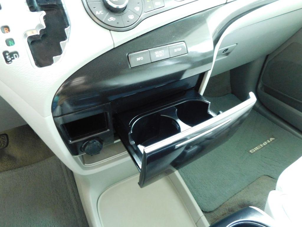 Toyota Sienna LE 8-Pass V6 2011