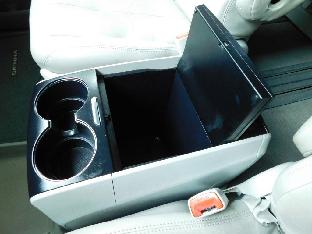 Toyota Sienna LE 8-Pass V6 2011