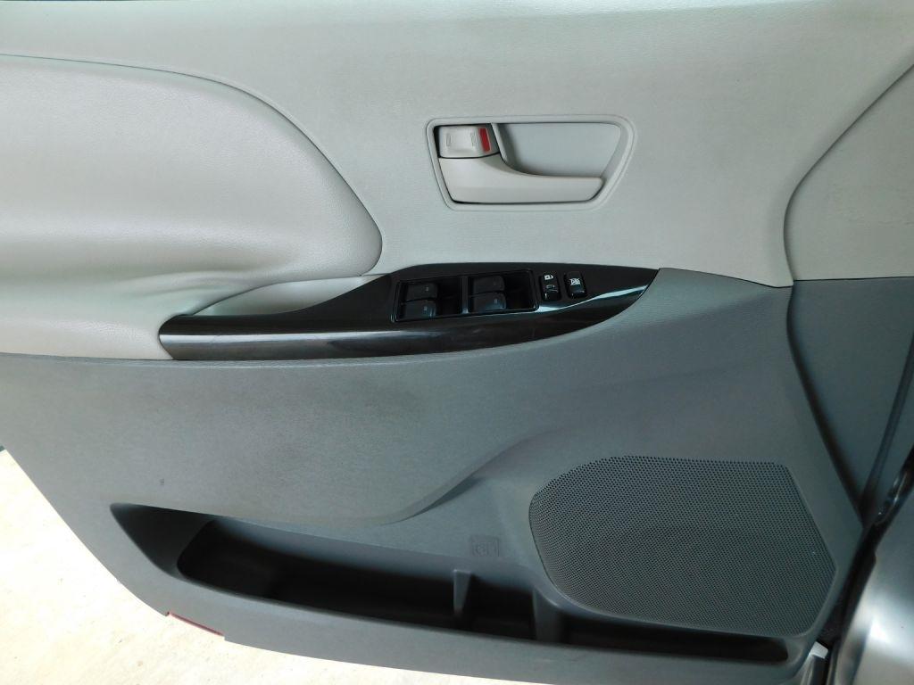 Toyota Sienna LE 8-Pass V6 2011