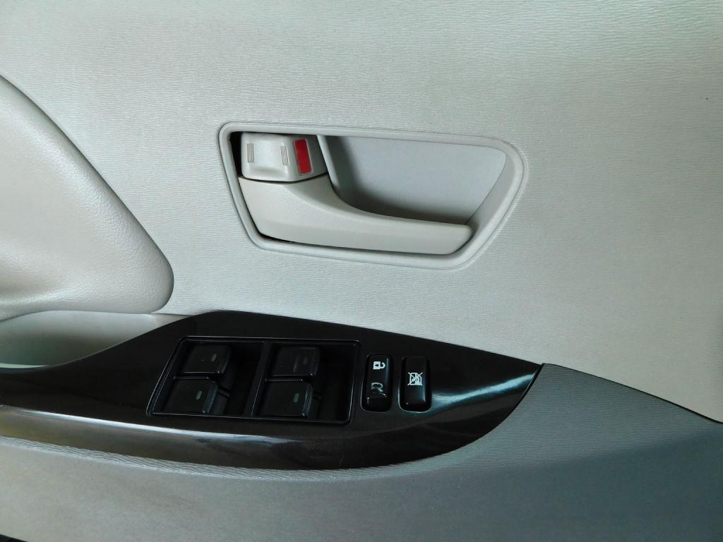 Toyota Sienna LE 8-Pass V6 2011