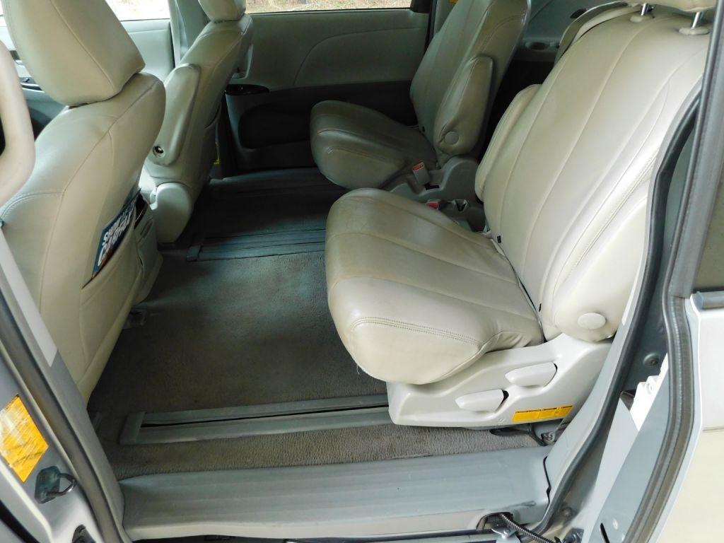 Toyota Sienna LE 8-Pass V6 2011