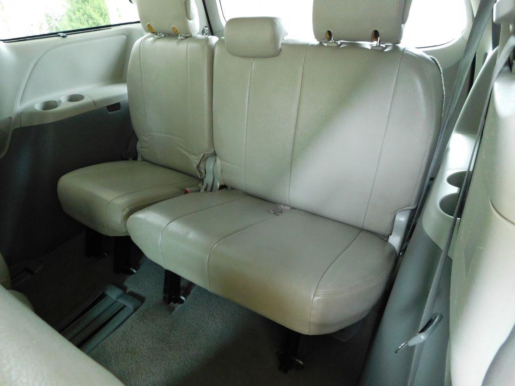 Toyota Sienna LE 8-Pass V6 2011