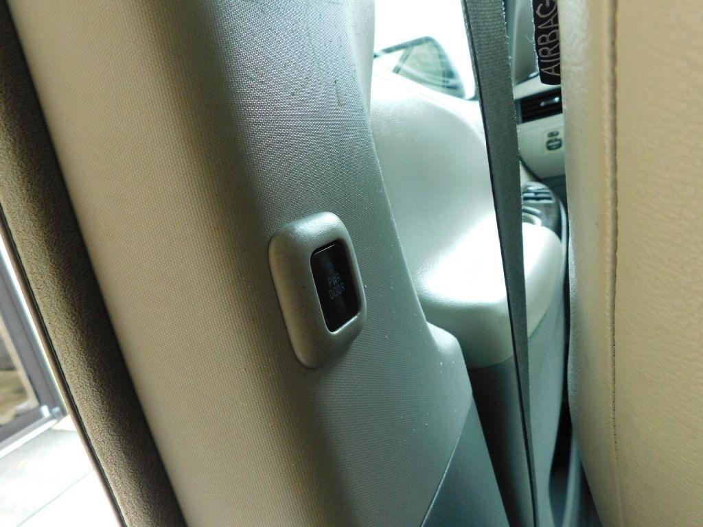 Toyota Sienna LE 8-Pass V6 2011