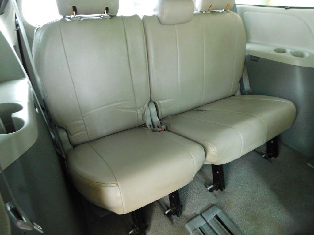 Toyota Sienna LE 8-Pass V6 2011