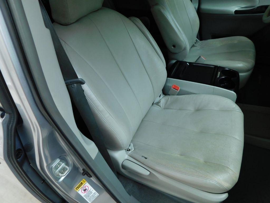 Toyota Sienna LE 8-Pass V6 2011