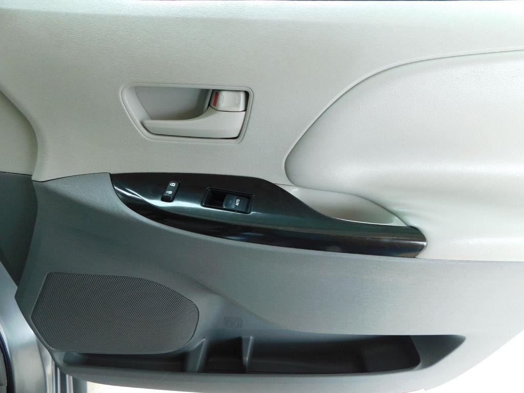 Toyota Sienna LE 8-Pass V6 2011