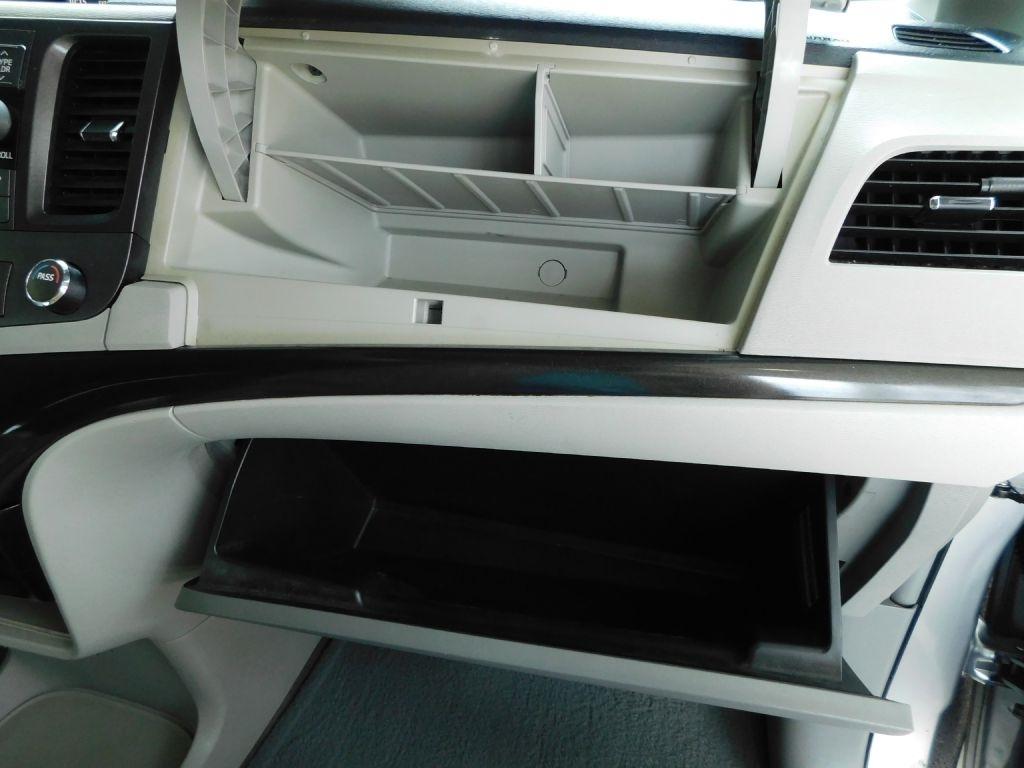 Toyota Sienna LE 8-Pass V6 2011