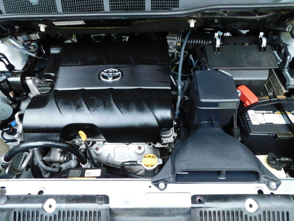 Toyota Sienna LE 8-Pass V6 2011