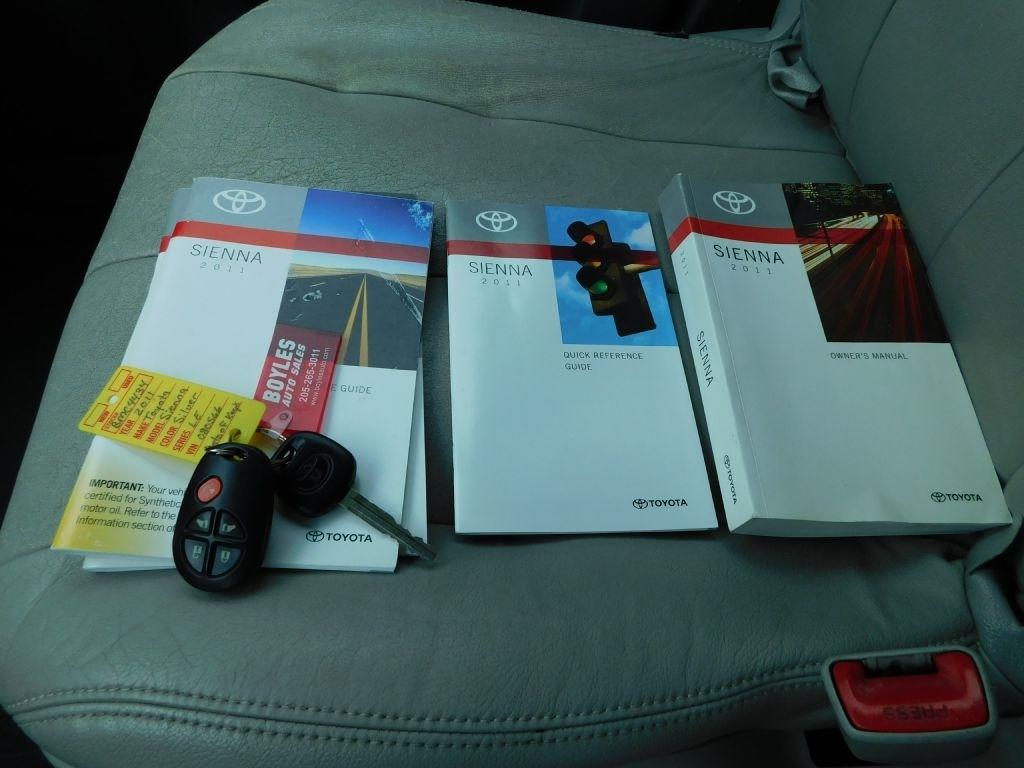 Toyota Sienna LE 8-Pass V6 2011