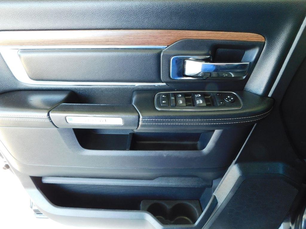 RAM 1500 Laramie Crew Cab SWB 4WD 2016