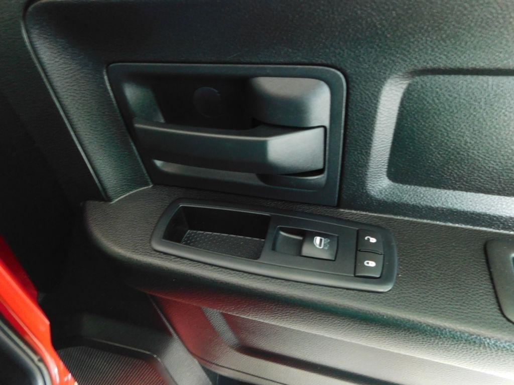 RAM 1500 Tradesman Crew Cab SWB 2WD 2013