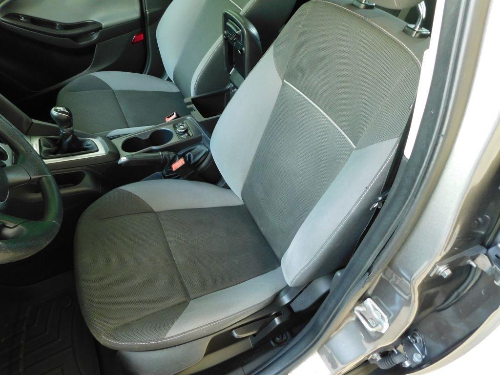 Ford Focus SE 2012
