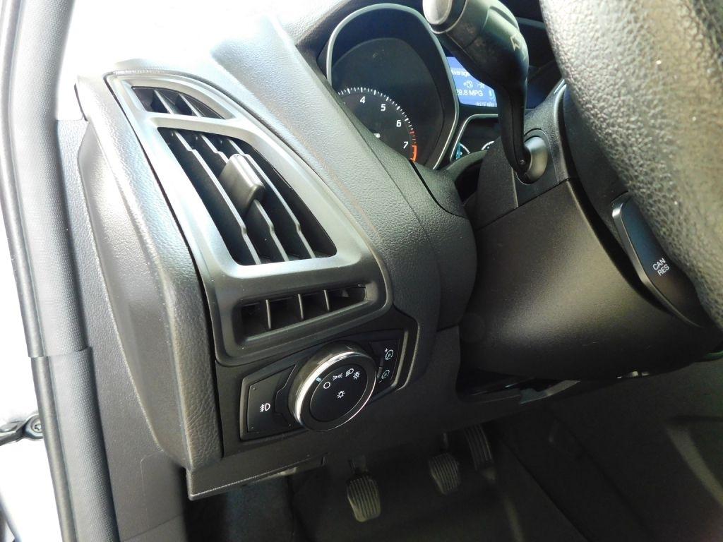 Ford Focus SE 2012