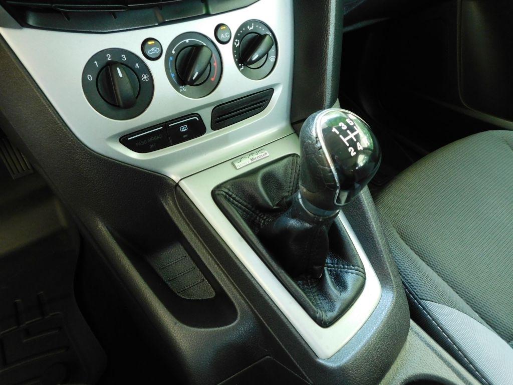 Ford Focus SE 2012