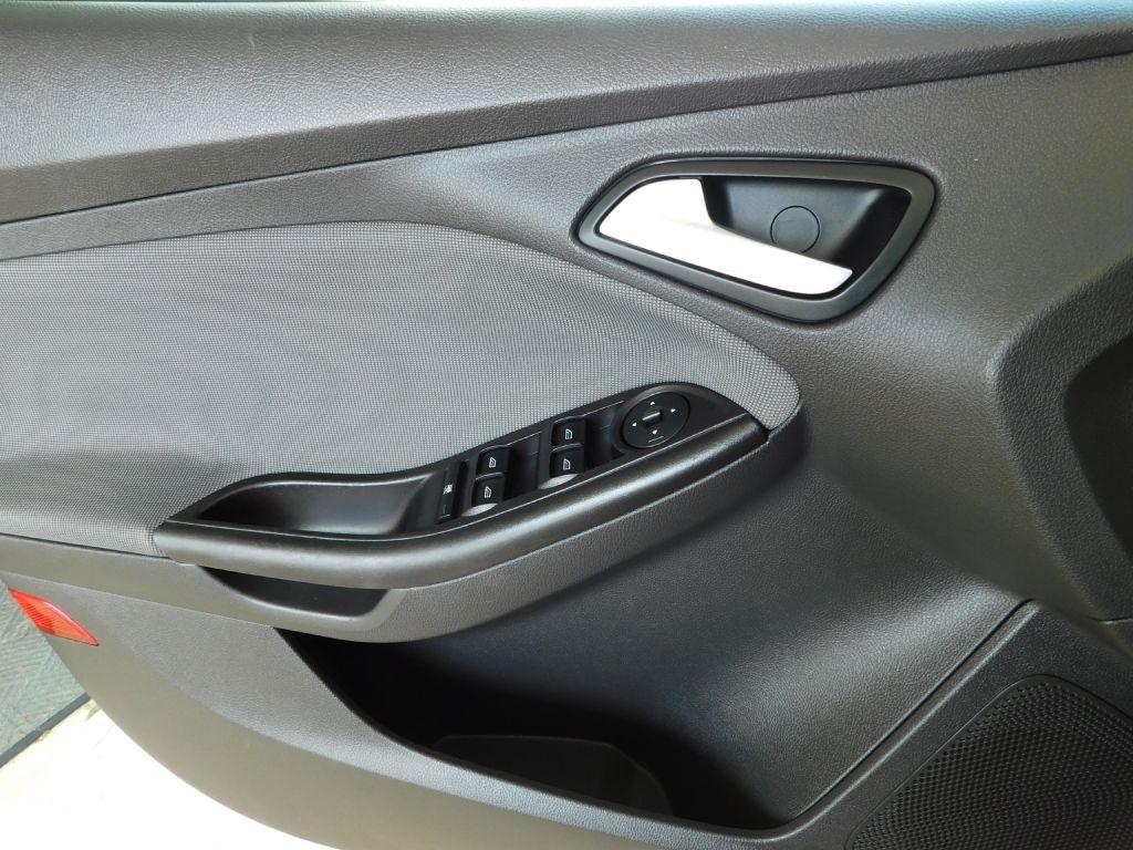 Ford Focus SE 2012