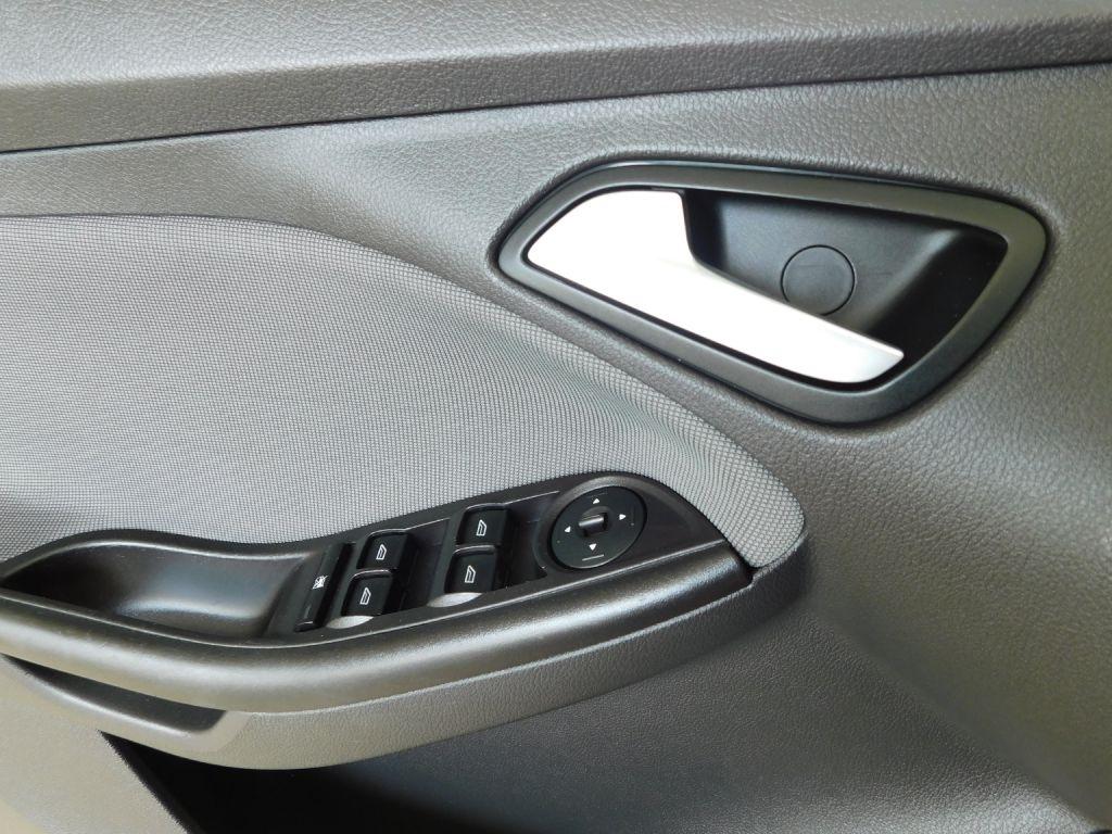 Ford Focus SE 2012