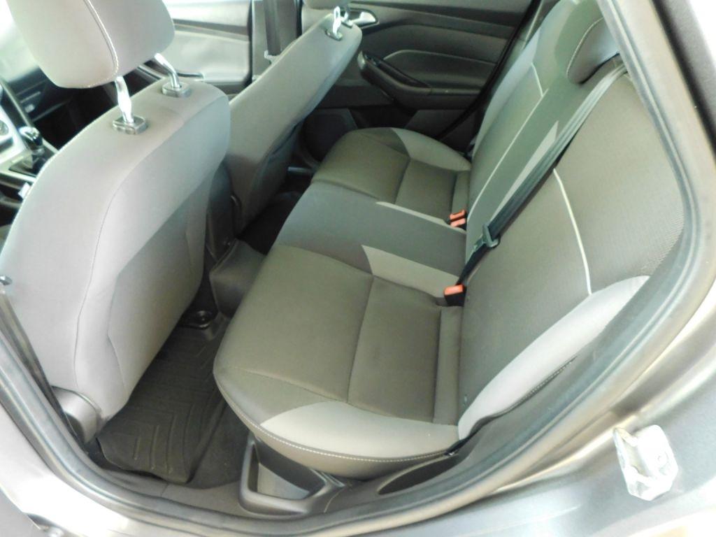 Ford Focus SE 2012