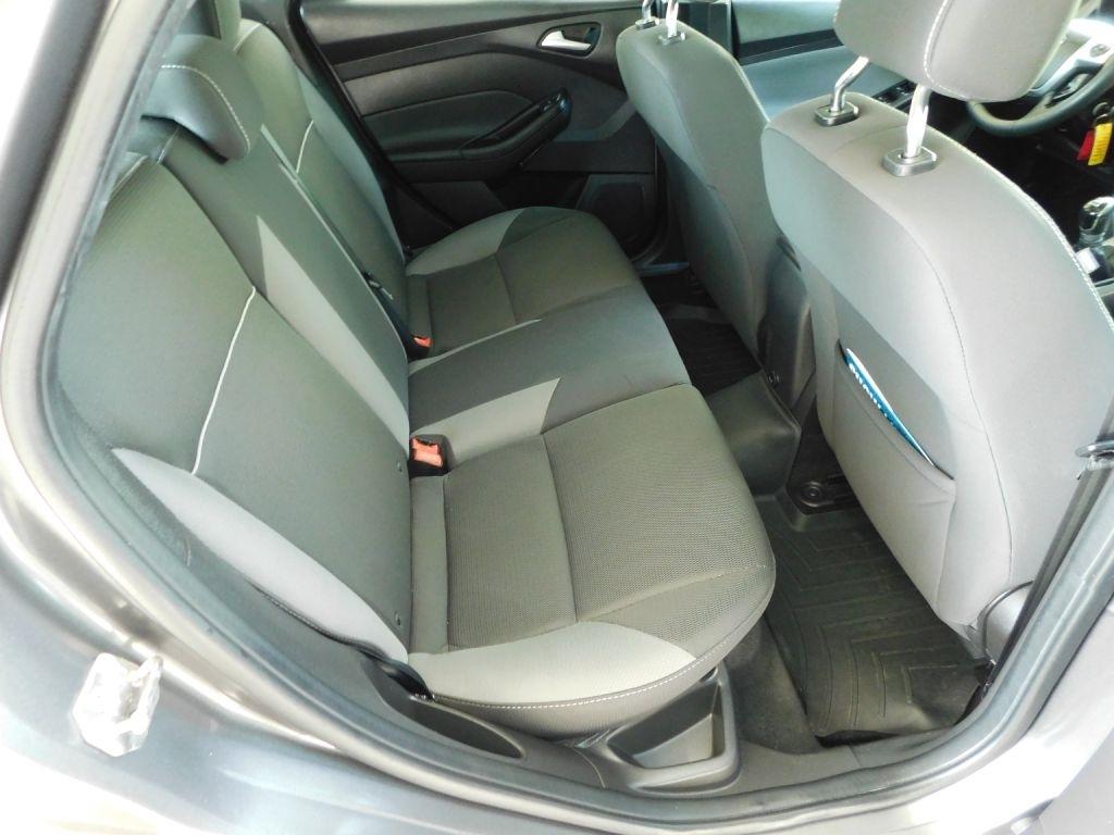 Ford Focus SE 2012