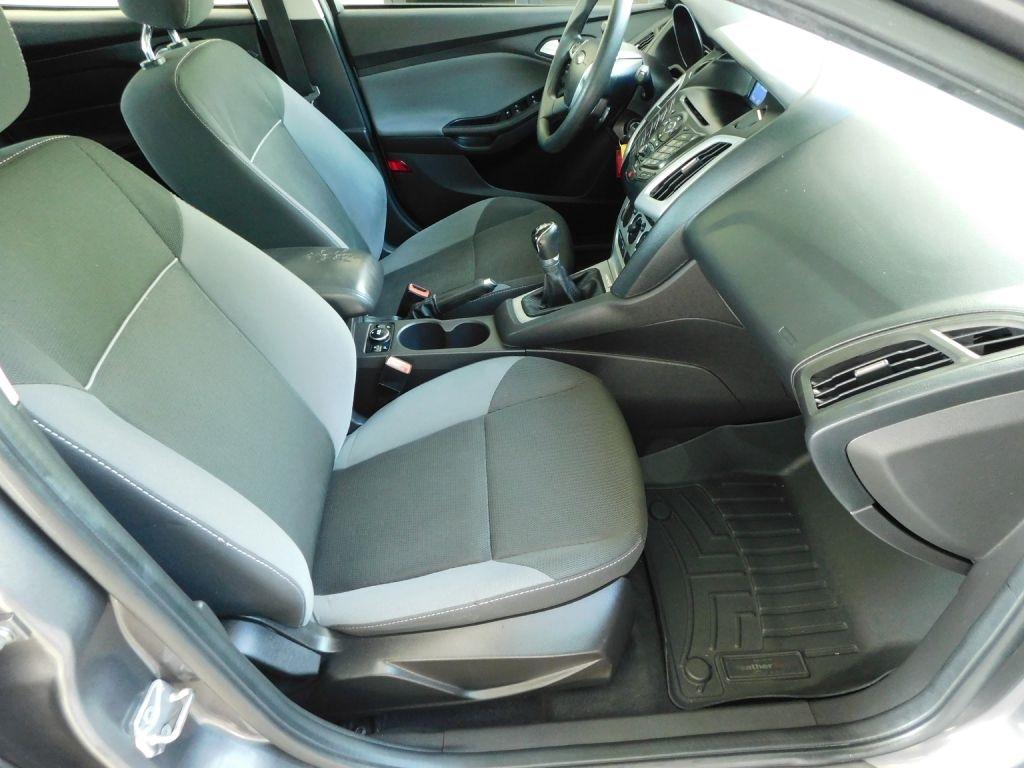 Ford Focus SE 2012