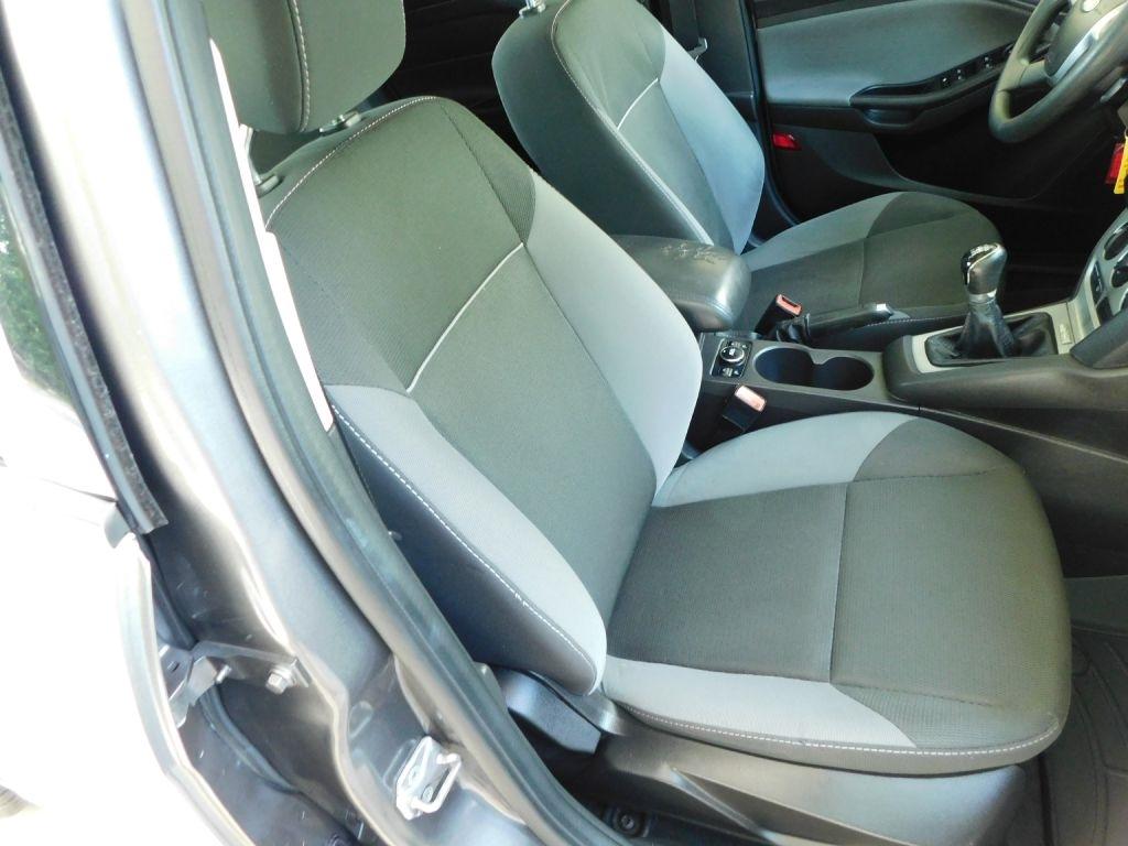 Ford Focus SE 2012