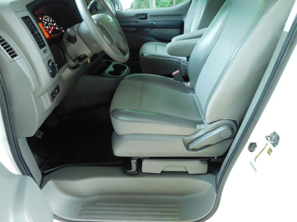 Nissan NV Passenger 3500 S V8 2015