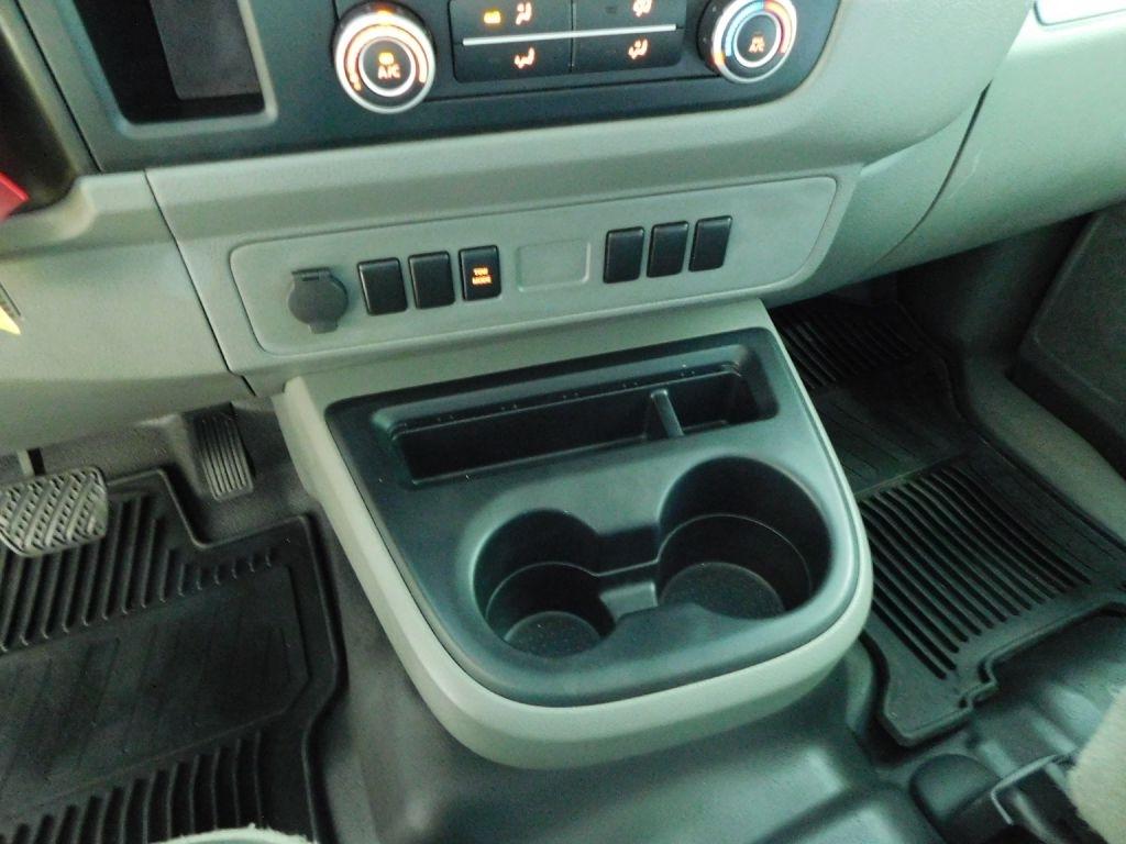 Nissan NV Passenger 3500 S V8 2015