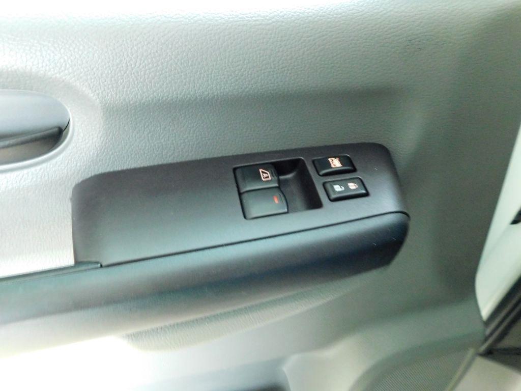 Nissan NV Passenger 3500 S V8 2015