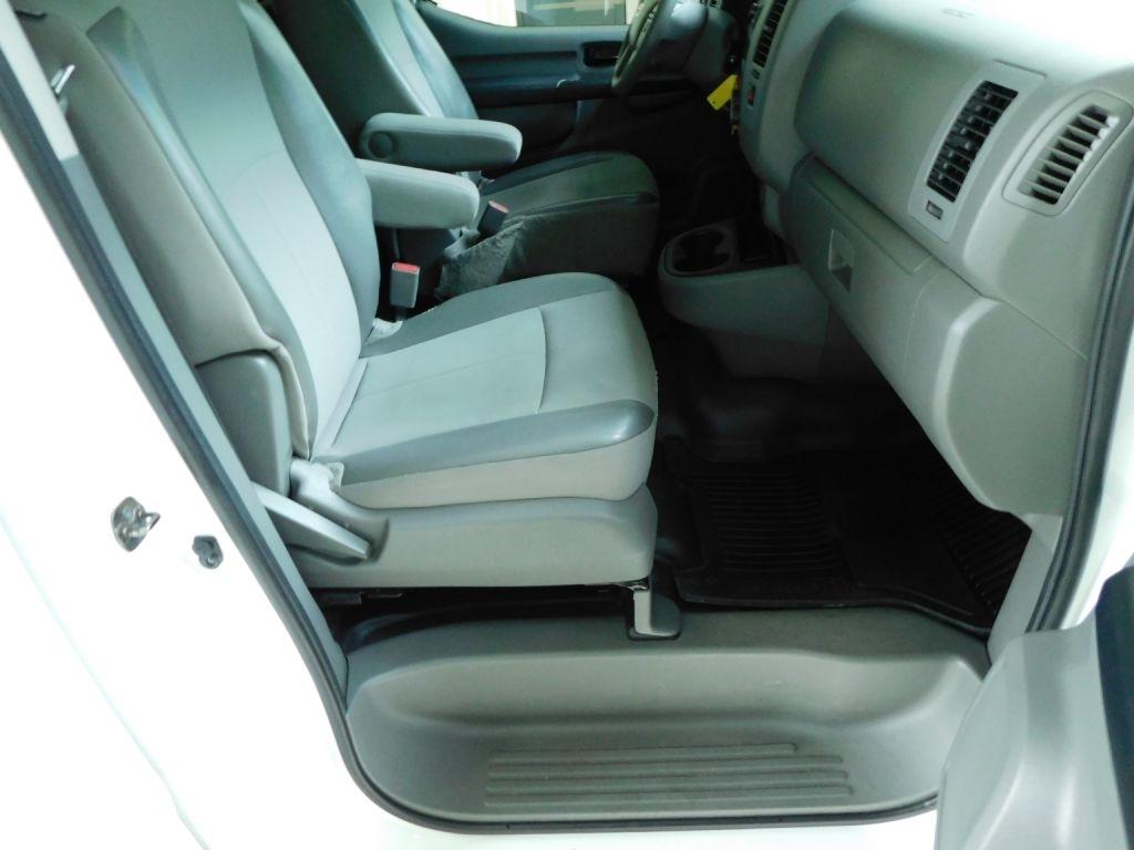 Nissan NV Passenger 3500 S V8 2015