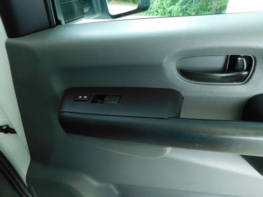 Nissan NV Passenger 3500 S V8 2015