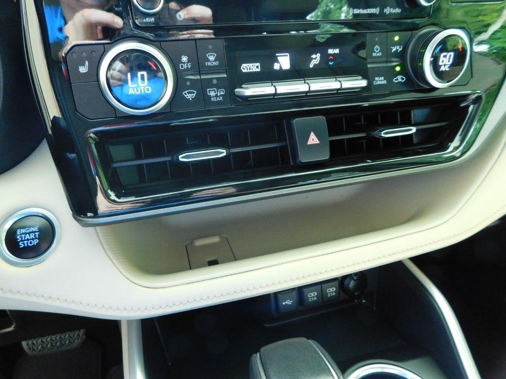 Toyota Highlander XLE FWD V6 2021