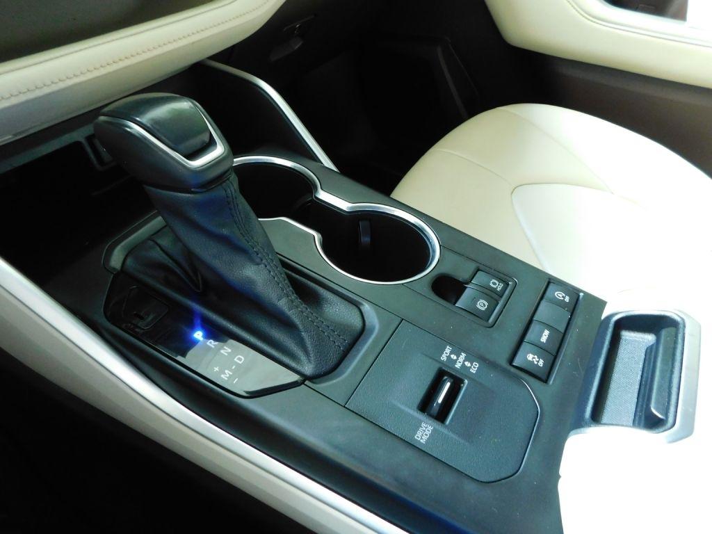 Toyota Highlander XLE FWD V6 2021