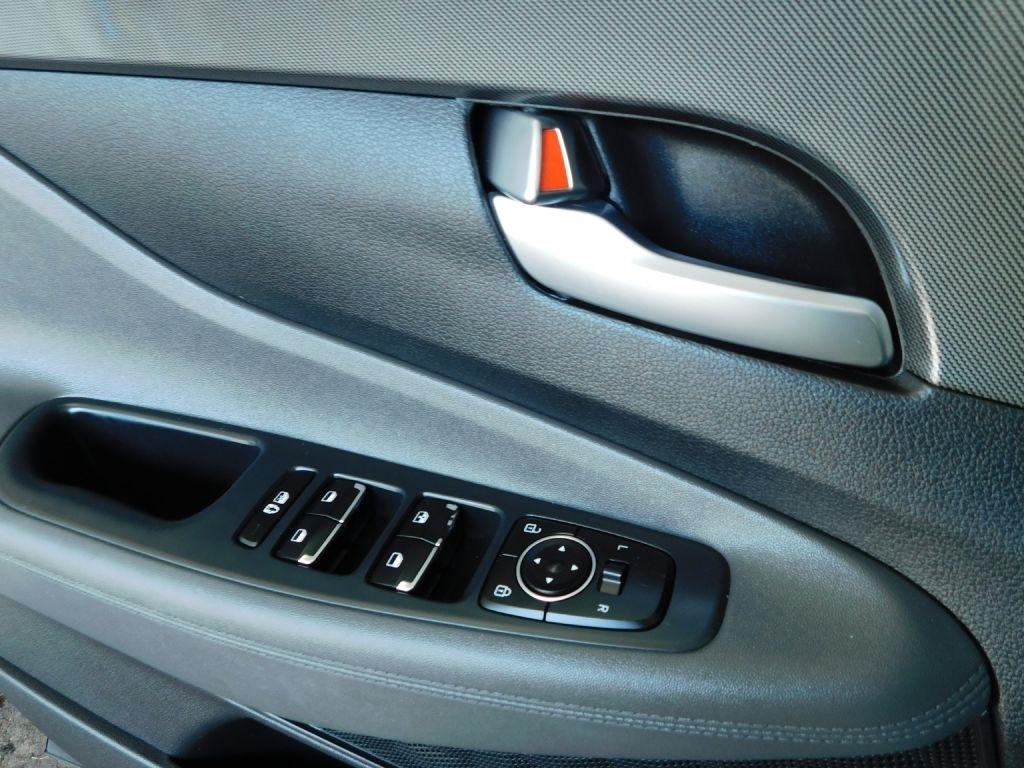 Hyundai Santa Fe SE 2023