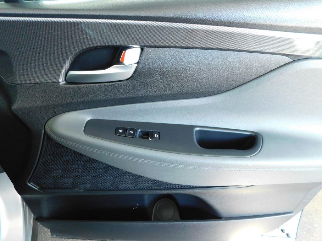 Hyundai Santa Fe SE 2023