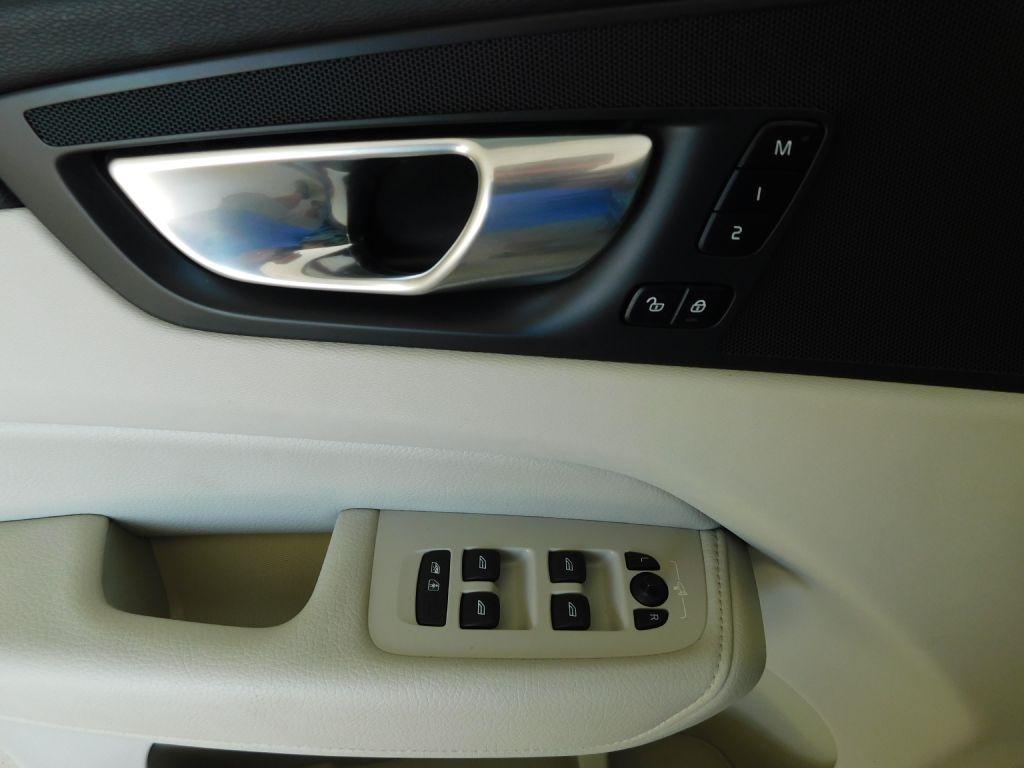 Volvo XC60 T8 Momentum Hybrid 2022