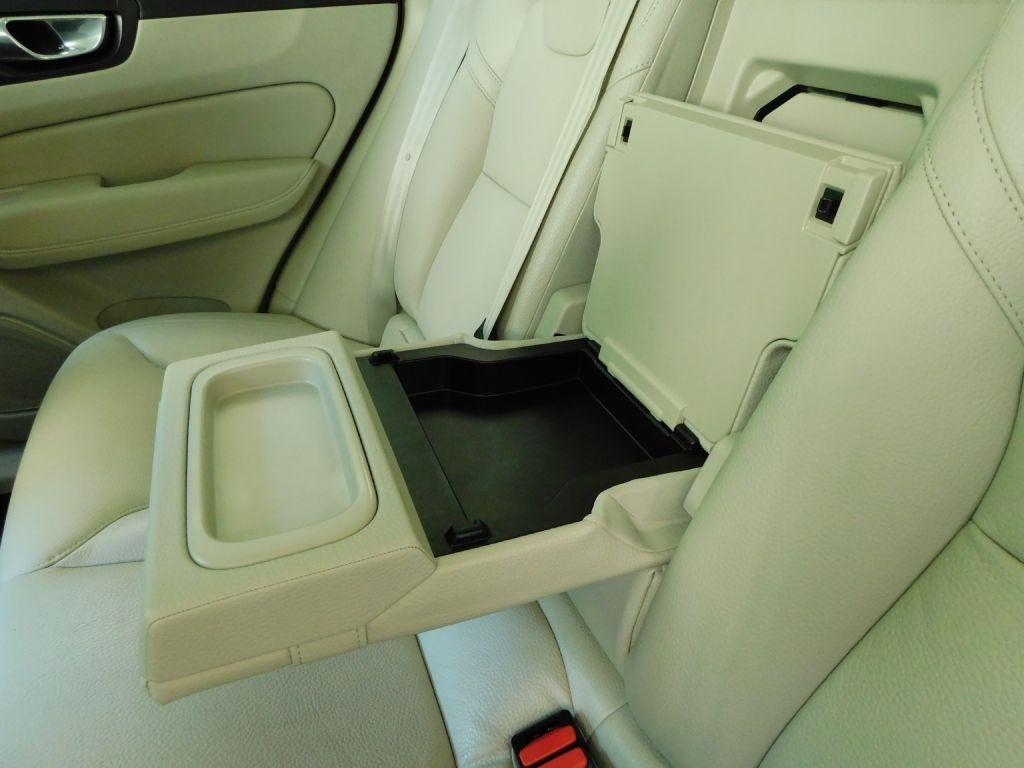Volvo XC60 T8 Momentum Hybrid 2022