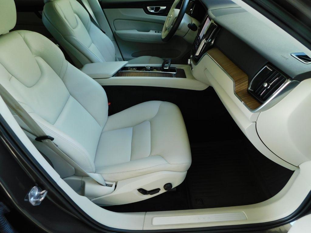 Volvo XC60 T8 Momentum Hybrid 2022